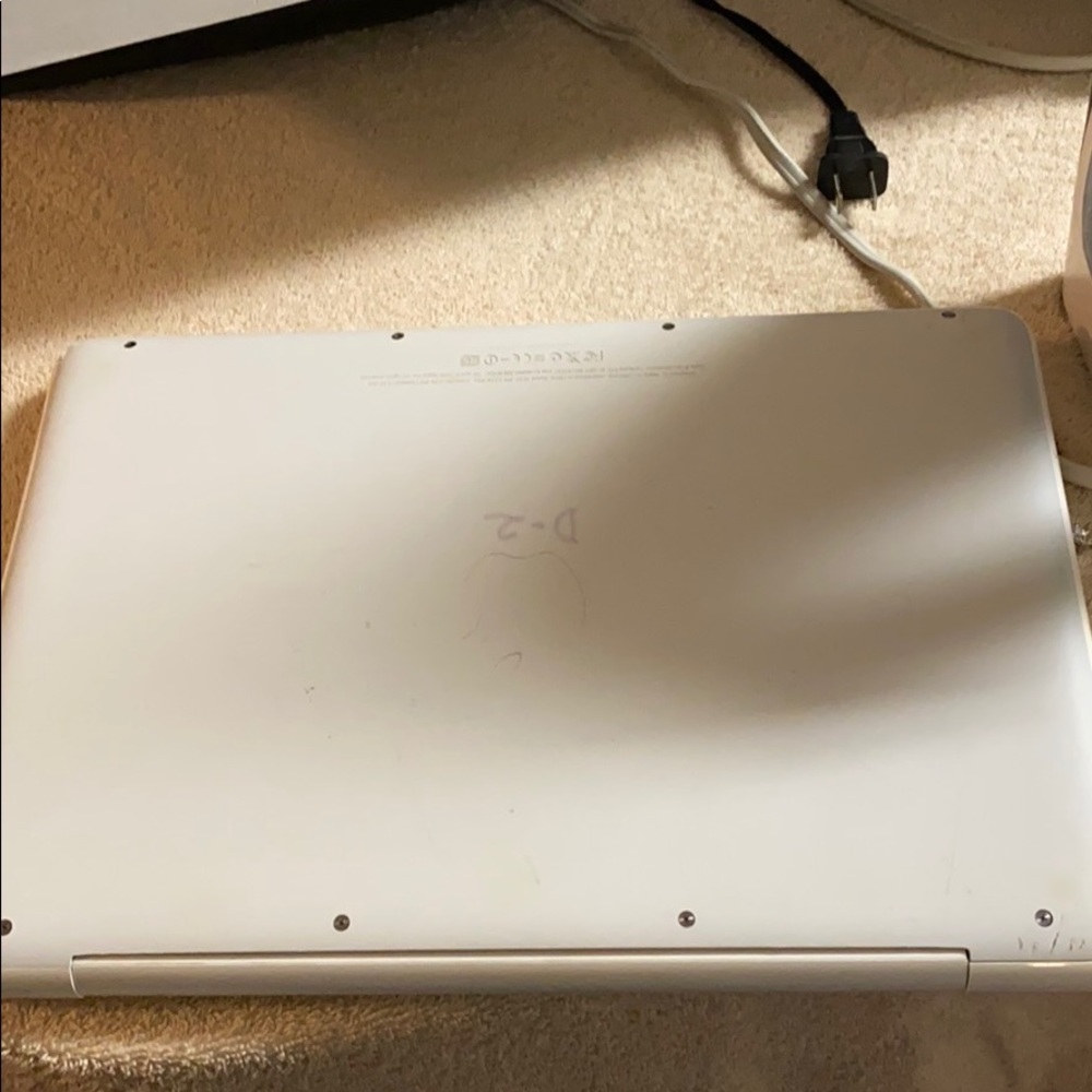MacBook Computer 2009 - Picture 2 of 2